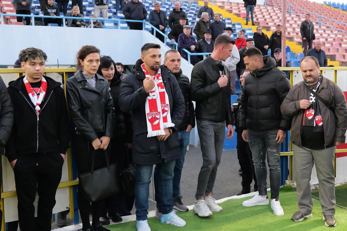 Sicriul lui Emeric Ienei, depus la stadionul din Oradea