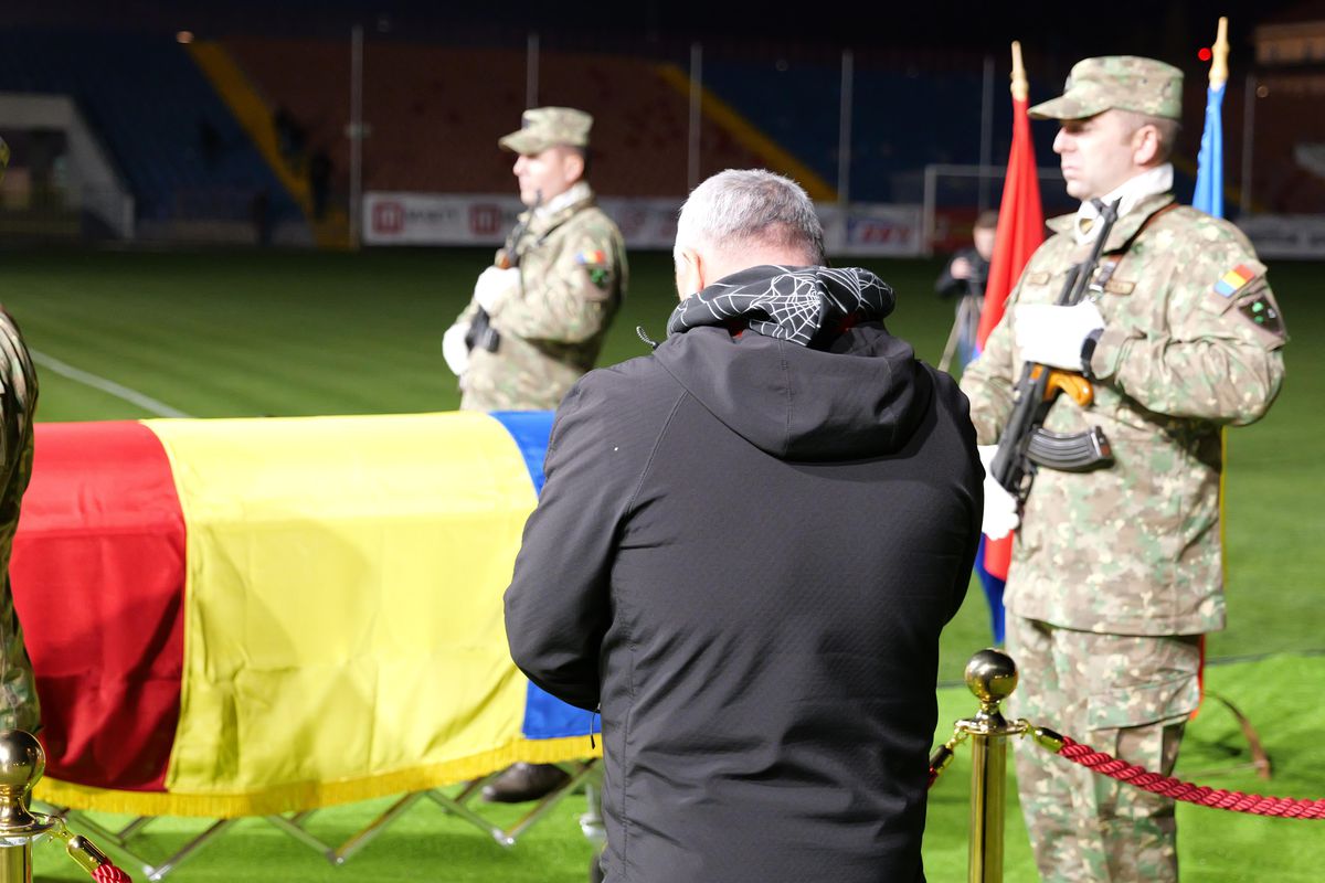 Sicriul lui Emeric Ienei, depus la stadionul din Oradea