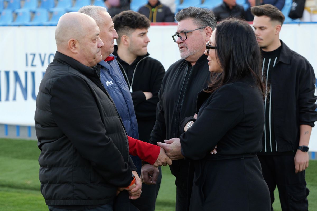 Mii de oameni, torțe și un banner omagial pe stadionul din Oradea, unde a fost depus trupul lui Emeric Ienei