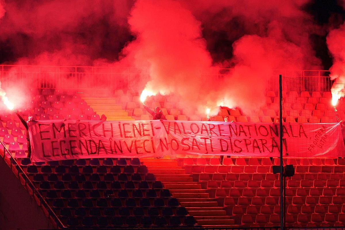 Mii de oameni, torțe și un banner omagial pe stadionul din Oradea, unde a fost depus trupul lui Emeric Ienei
