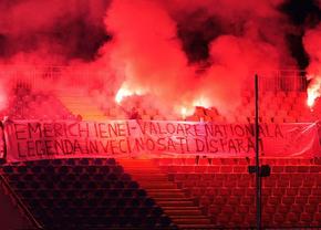 Mii de oameni, torțe și un banner omagial pe stadionul din Oradea, unde a fost depus trupul lui Emeric Ienei