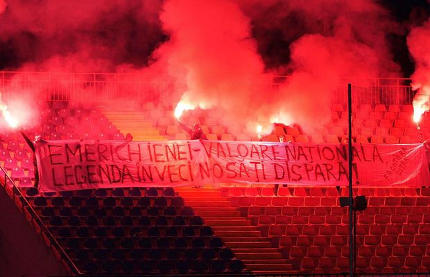 Mii de oameni, torțe și un banner omagial pe stadionul din Oradea, unde a fost depus trupul lui Emeric Ienei