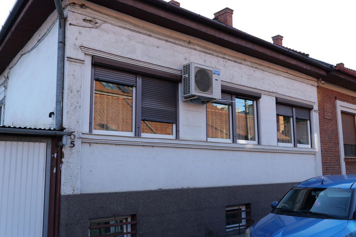 Emeric Ienei va fi îngropat alături de soție » Detaliul din fața casei din Oradea