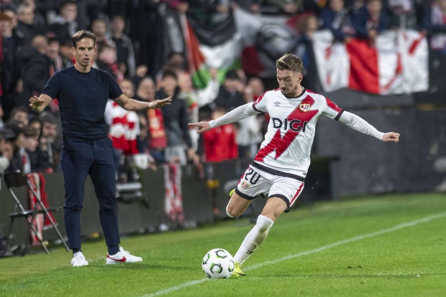 Ivan Balliu s-a certat cu antrenorul Inigo Perez după ce a fost înlocuit cu Andrei Rațiu / Foto: Imago Antrenorul lui Andrei Rațiu a făcut saltul în Champions League! » Cu cine va semna după despărțirea de Rayo