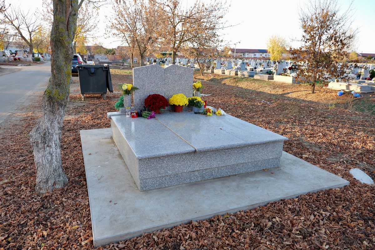 Emeric Ienei va fi îngropat alături de soție » Detaliul din fața casei din Oradea