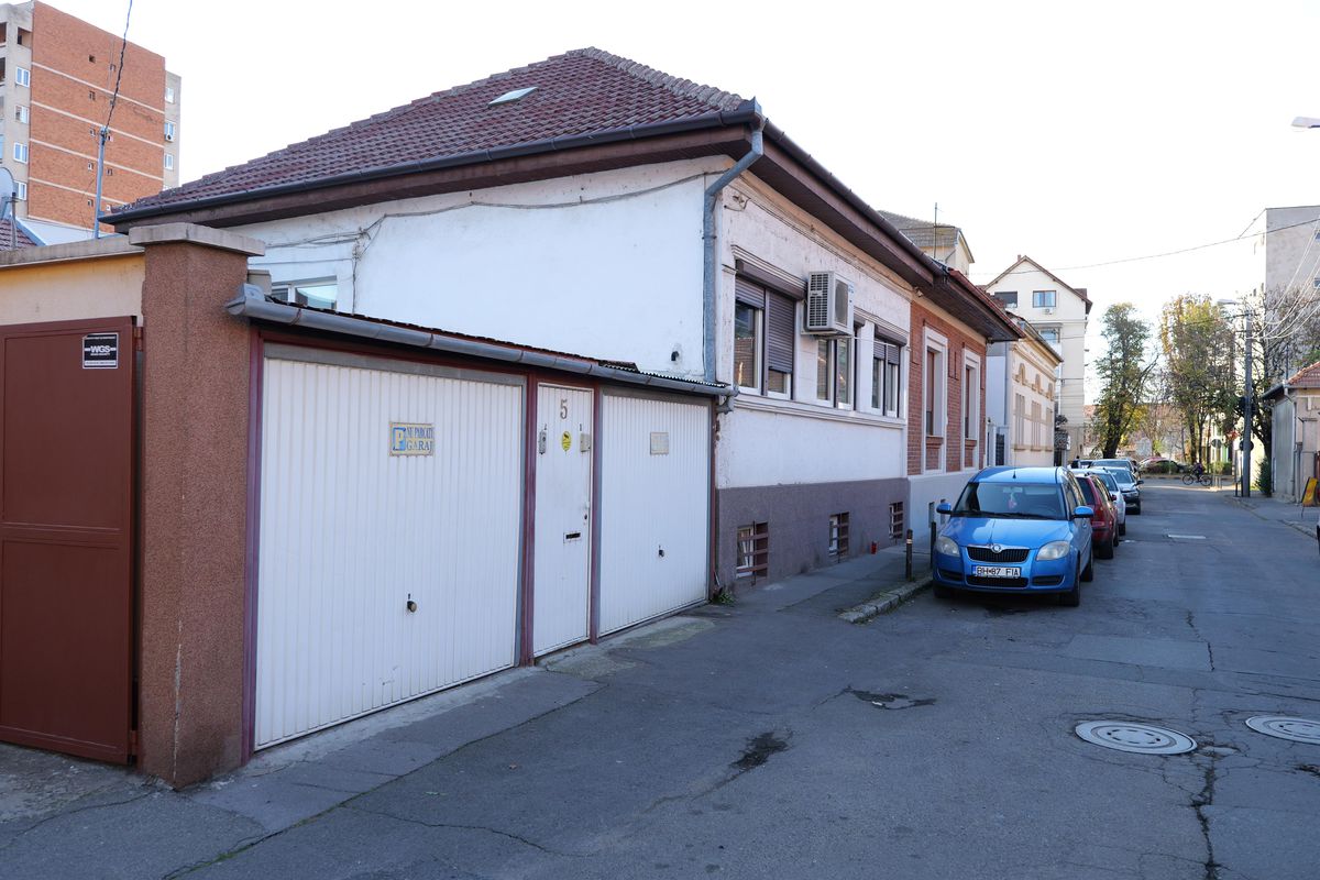 Emeric Ienei va fi îngropat alături de soție » Detaliul din fața casei din Oradea