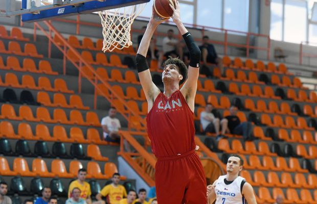 Un canadian de 19 ani a devenit cel mai înalt jucător din istoria baschetului universitar american: „Spectatorii strigau să-l bag pe teren”