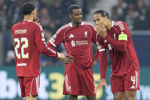 Hugo Ekitike (stânga), Alexander Isak (centru) și Virgil van Dijk (dreapta) / Foto: Imago Images