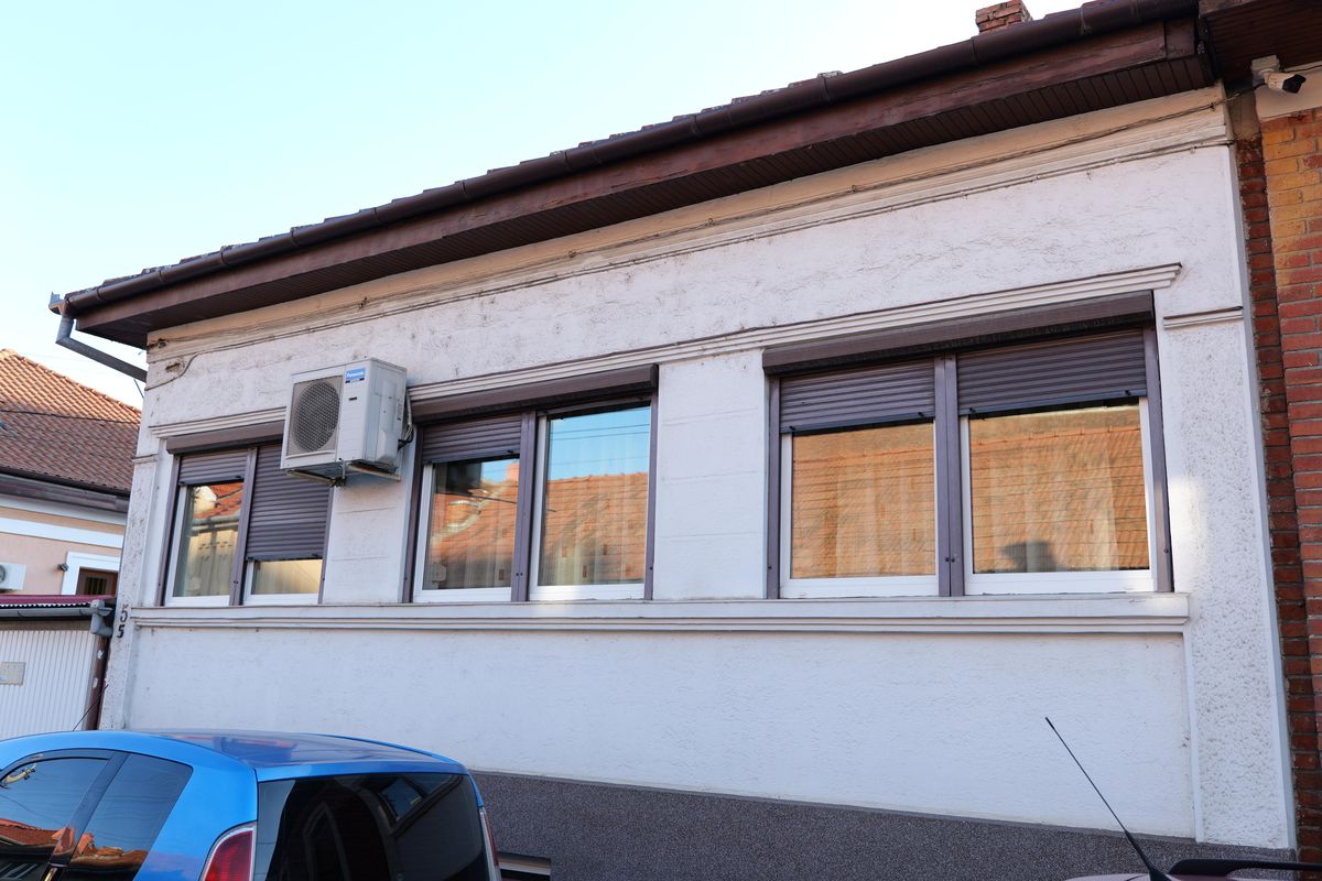 Emeric Ienei va fi îngropat alături de soție » Detaliul din fața casei din Oradea