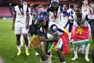 Fraudă uriașă » Mijlocașul de la Tottenham, jefuit de aproape un milion de euro!