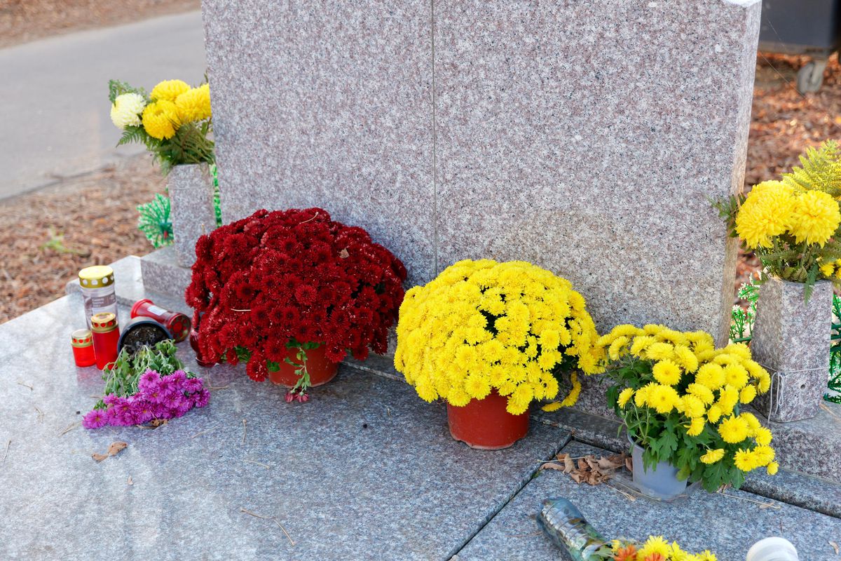 Emeric Ienei va fi îngropat alături de soție » Detaliul din fața casei din Oradea