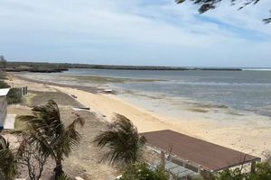 Un celebru vlogger român a ajuns în complexul ridicat de controversatul Radu Mazăre în Madagascar » Ce sport se practică lângă Oceanul Indian: teren în lucru