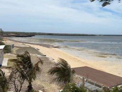 Un celebru vlogger român a ajuns în complexul ridicat de controversatul Radu Mazăre în Madagascar » Ce sport se practică lângă Oceanul Indian: teren în lucru