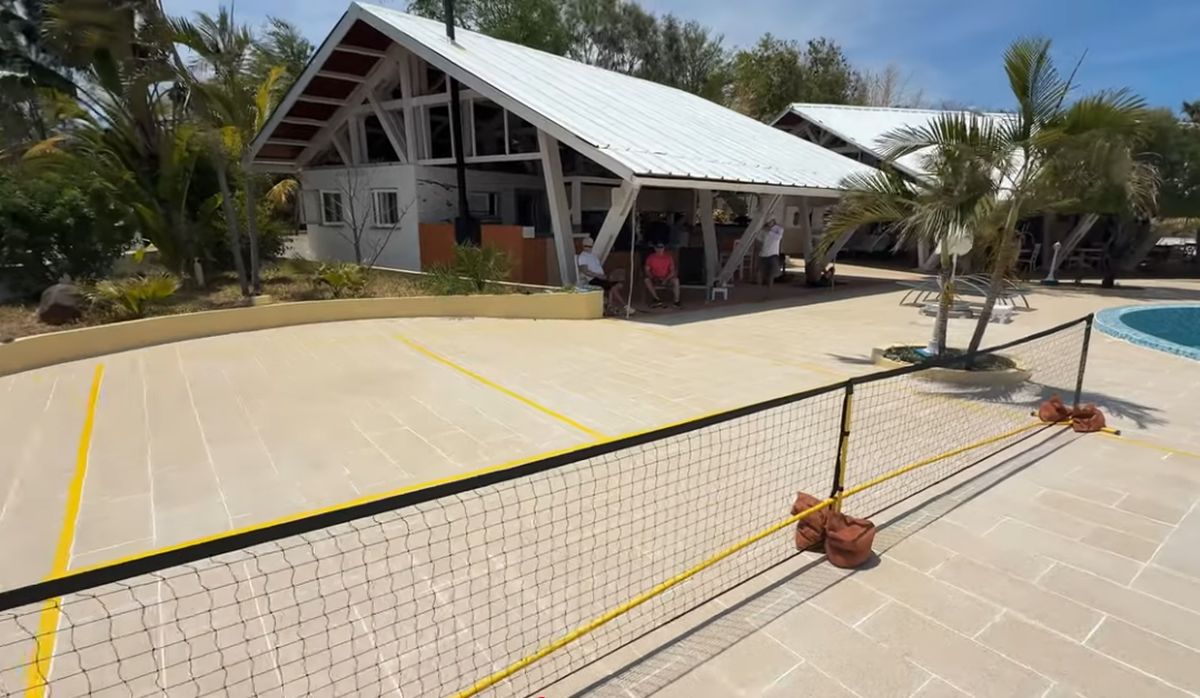 L-a găsit pe controversatul Radu Mazăre: lucra la construcția unui teren pentru un sport inedit! Imaginile postate de un celebru vlogger român