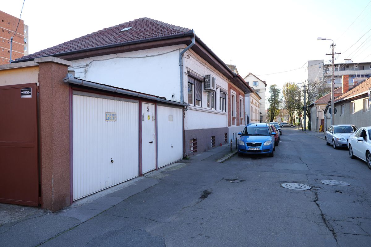 Emeric Ienei va fi îngropat alături de soție » Detaliul din fața casei din Oradea