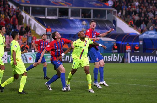 Dorin Goian, în săritură, în FCSB - Lyon 3-5, în Champions League/ foto: Arhivă GSP