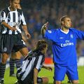Adrian Mutu (albastru), la Chelsea