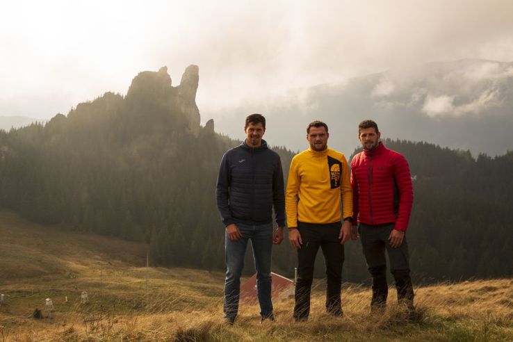 Radu Constantin, Vlad Aicoboae și Sergiu Bejan, 3 canotori din nordul Moldovei, au pozat pentru Gazeta Sporturilor cu Pietrele Doamnei în spate