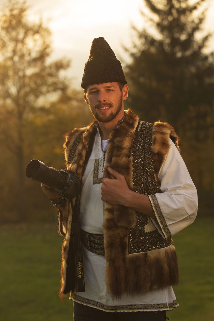 Canotorul de 24 de ani s-a îmbrăcat într-un costum tradițional la o ședință foto făcută pentru un prieten