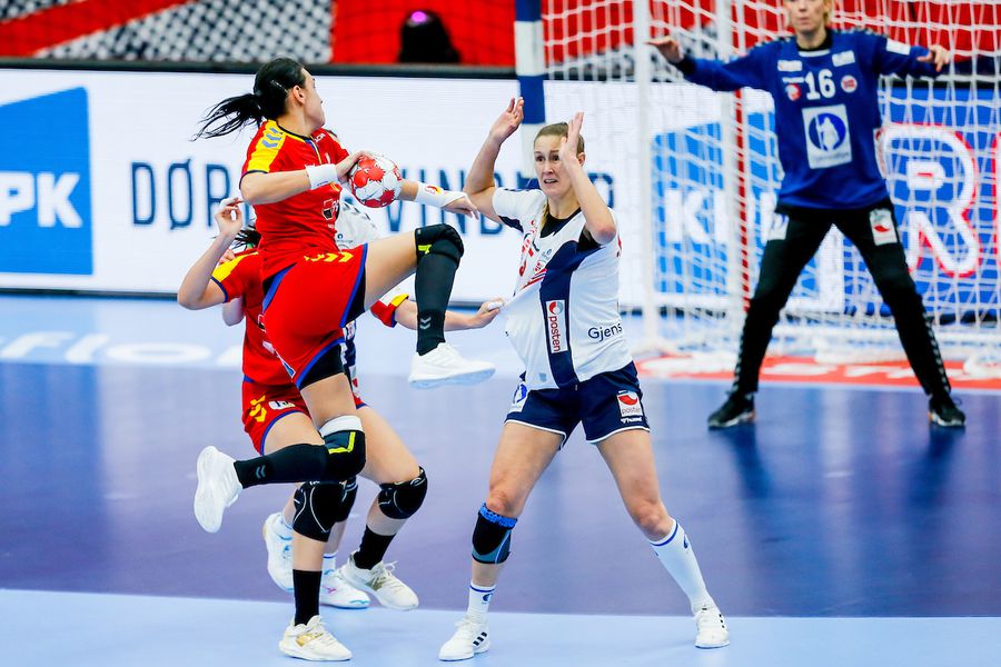 Romania - Norway, European Women's Handball Championship.  PHOTO: collective images