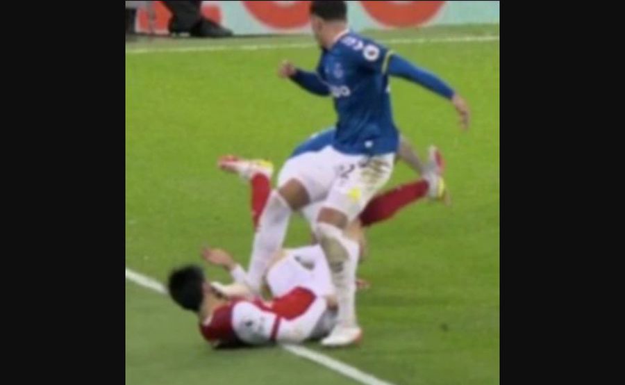 Se întâmplă și în Premier League! Fault oribil în Everton - Arsenal: l-a călcat pe față și nu a primit nici galben!