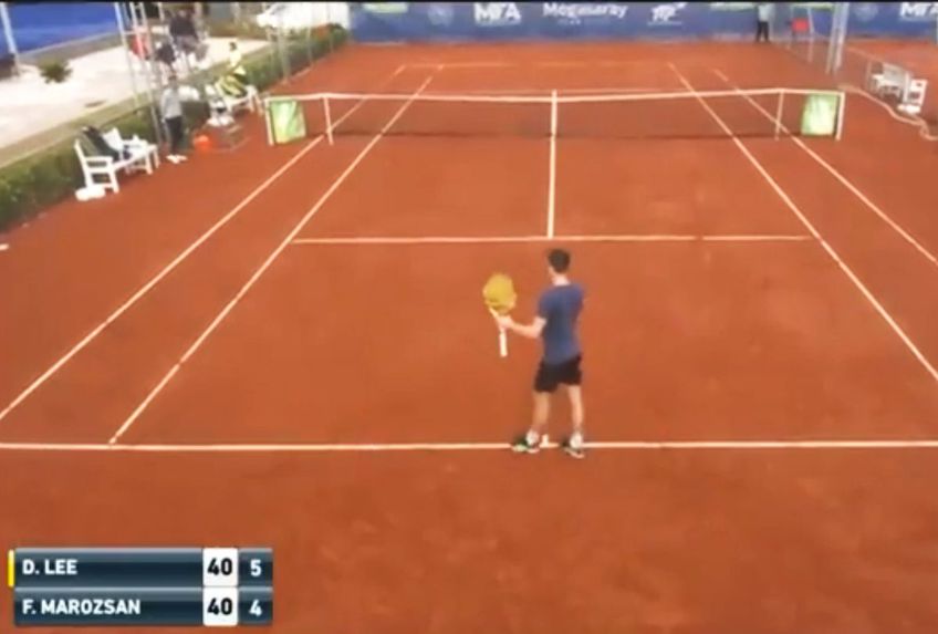 Meciul dintre sud-coreeanul Duck Hee Lee (23 de ani, 392 ATP) și maghiarul Fabian Marozsan (22 de ani, 359 ATP), disputat la un turneu Challenger din Antalya și câștigat de Lee, scor 6-4, 6-1, a oferit o lovitură unică.