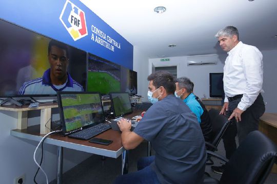 Alexandru Deaconu (dreapta) supervizează implementarea VAR / FOTO: Imago