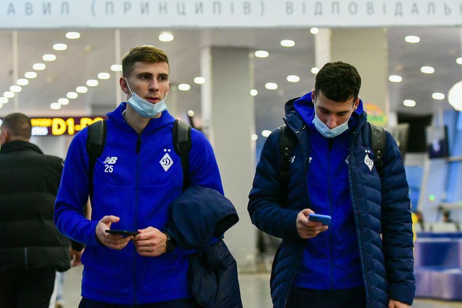 Cinci ore pe aeroport!// Foto: Dinamo Kiev/ facebook Alarmă pentru Mircea Lucescu! Au schimbat avionul în ultima clipă înaintea decolării!