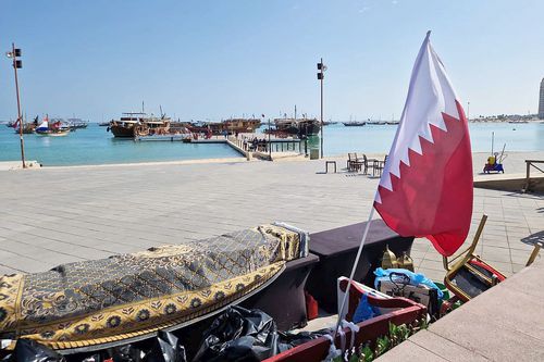 Steagul Qatarului nu putea lipsi din „satul-fantomă” // foto: Remus Răureanu, din Doha