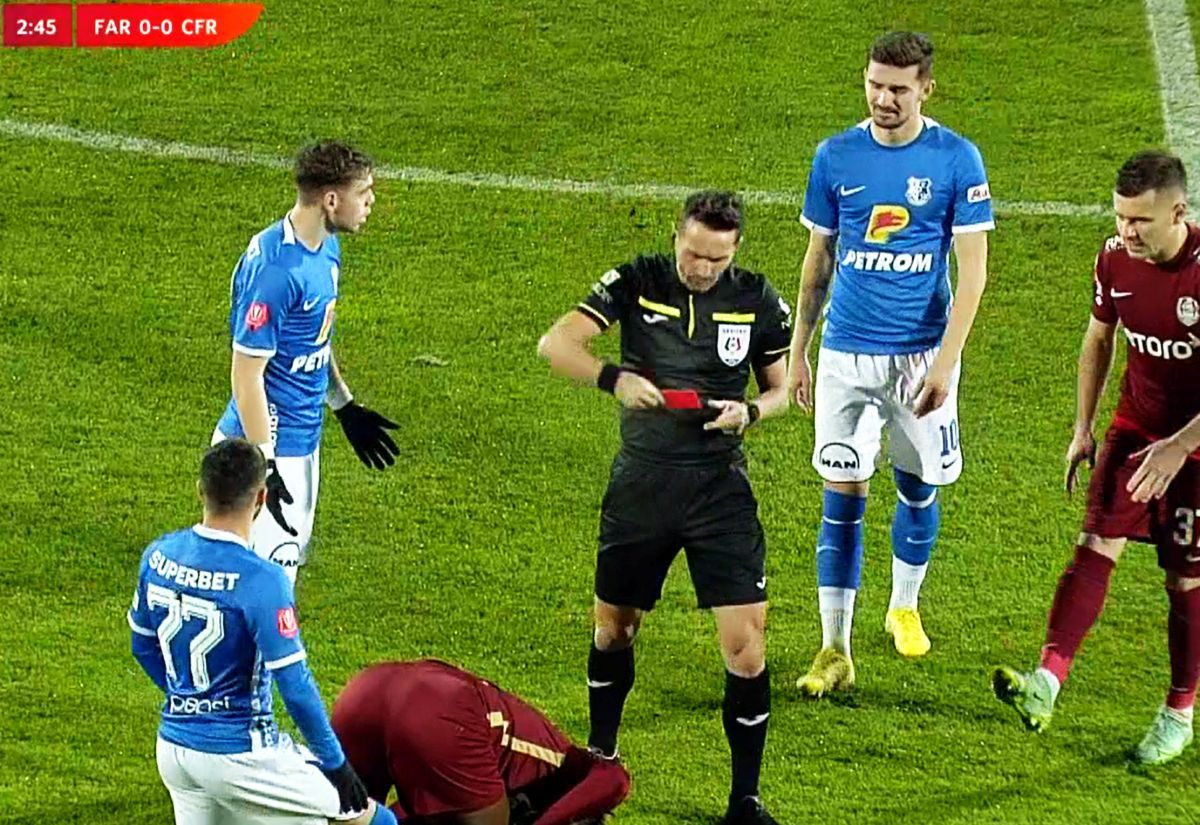 Cartonaș ROȘU în minutul 3 din Farul - CFR Cluj » Hagi a „împietrit” pe bancă