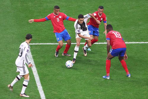 Musiala, între 3 oponenți în meciul din grupe cu Costa Rica // foto: Guliver/gettyimages