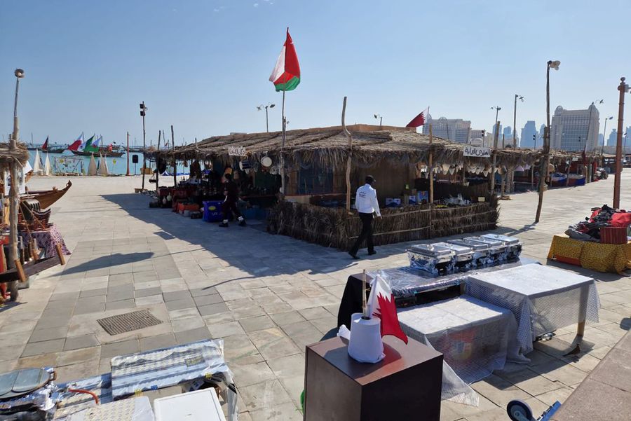 Din când în când, apare câte un actor care să dea senzația că există viață în sat Antalya? Grecia? Nu, e Doha! Imagini din „satul-fantomă”, cu pescari inexistenți, prin care șeicii imită popularele destinații turistice