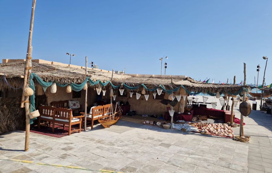 Prin taverne bate vântul. La propriu și la figurat Antalya? Grecia? Nu, e Doha! Imagini din „satul-fantomă”, cu pescari inexistenți, prin care șeicii imită popularele destinații turistice