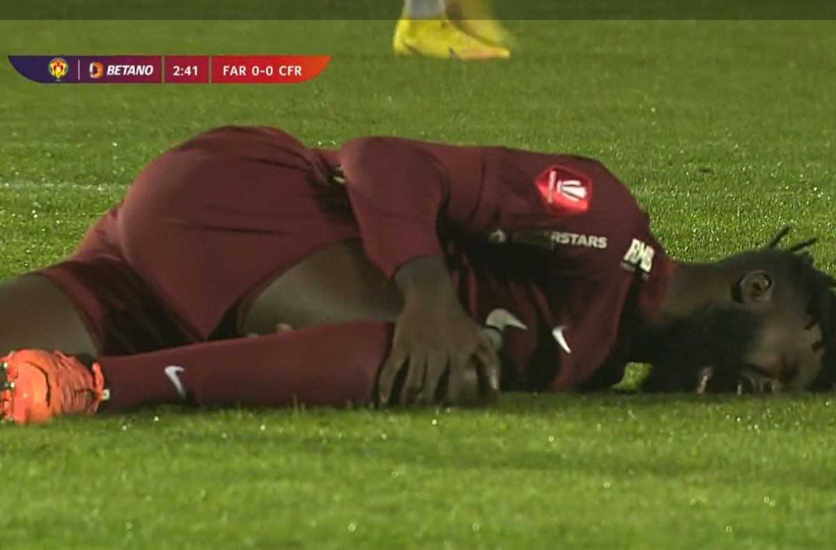 Cartonaș ROȘU în minutul 3 din Farul - CFR Cluj » Hagi a „împietrit” pe bancă