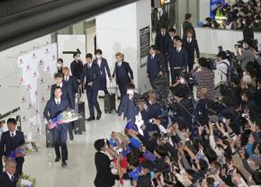 Japonezii au revenit în țară după Campionatul Mondial » Sute de fani i-au așteptat pe aeroport