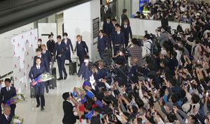Japonezii s-au întors acasă după Campionatul Mondial » Sute de fani i-au așteptat pe aeroport