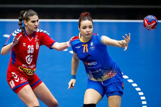 Alicia Gogîrlă, în acțiune // sursă foto: Instagram @ aliciagogirla, IHF/Sasha Pahic Szabo/Kolektiff