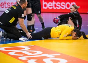 Accidentare teribilă la Mondialul de handbal » Cea mai bună portăriță a turneului, venită din „Liga Florilor”, a fost scoasă pe brațe din sală