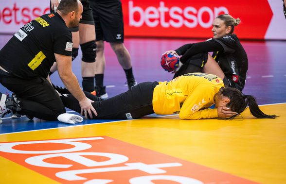 Accidentare teribilă la Mondialul de handbal » Cea mai bună portăriță a turneului, venită din „Liga Florilor”, a fost scoasă pe brațe din sală