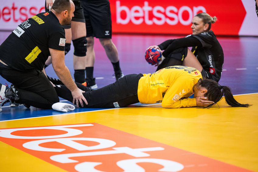 Marta Batinovic (33 de ani), portărița Gloriei Buzău, a suferit o accidentare gravă în prima repriză a meciului Muntenegru - Croația, din grupa principală 1 a Campionatului Mondial de handbal feminin.
