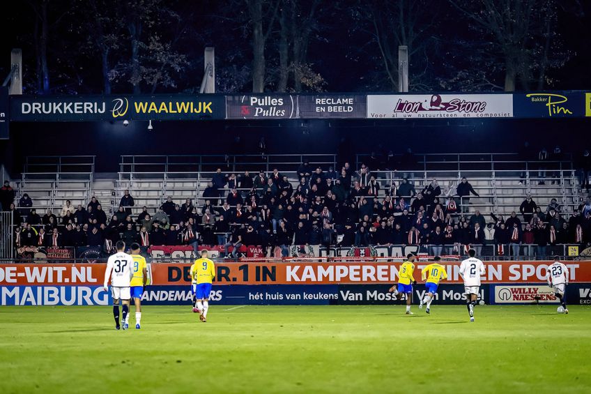 Fanii lui Ajax nu au ratat deplasarea la Waalwijk pentru a vedea 6 minute! // Foto: Imago