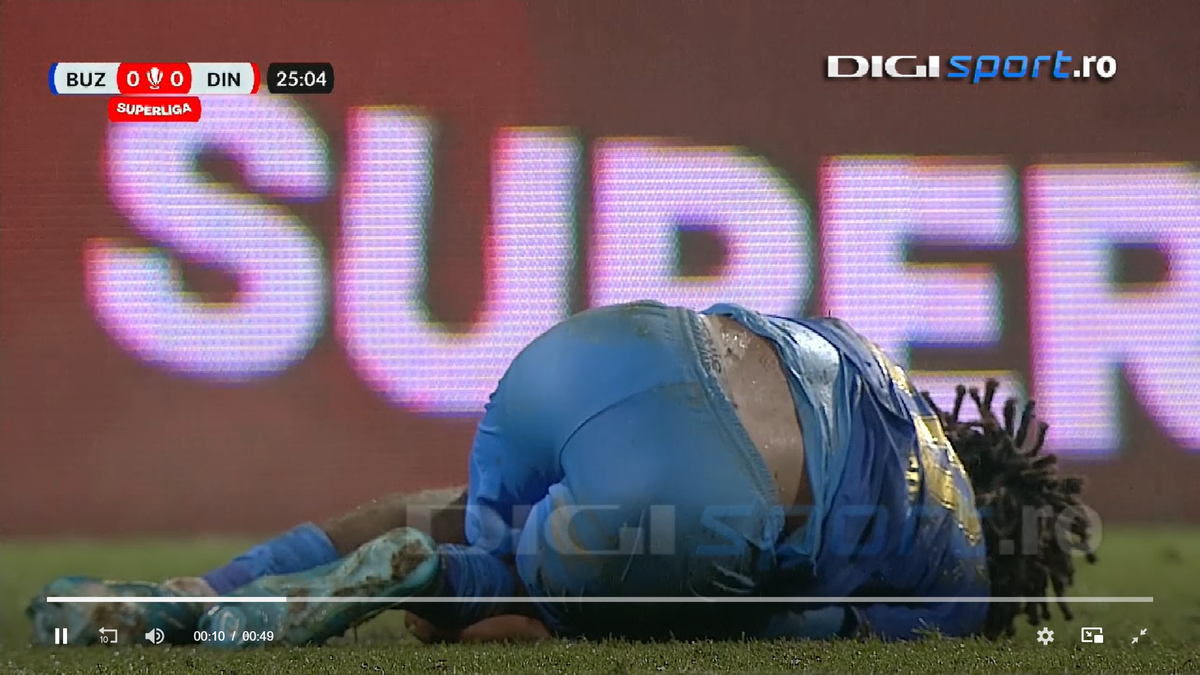 Intrarea neglijentă a lui Sivis a lăsat-o pe Dinamo cu om în minus din minutul 26 » Din camera VAR nu s-a intervenit