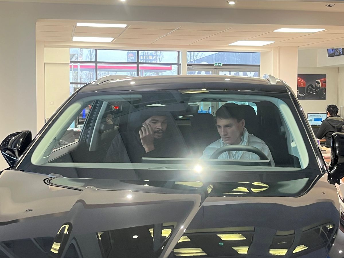 Fotbaliștii de la FCSB au testat azi noile automobile și au făcut declarații interesante: „Mă tentează cetățenia română”