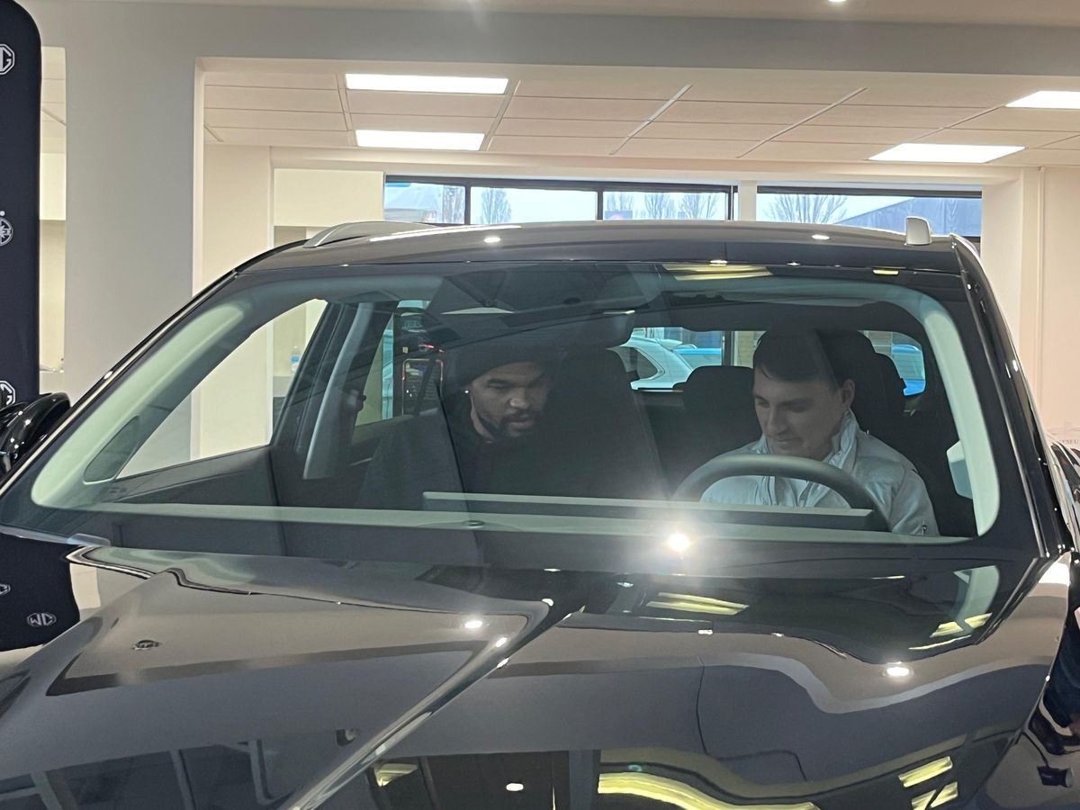 Fotbaliștii de la FCSB au testat azi noile automobile și au făcut declarații interesante: „Mă tentează cetățenia română”