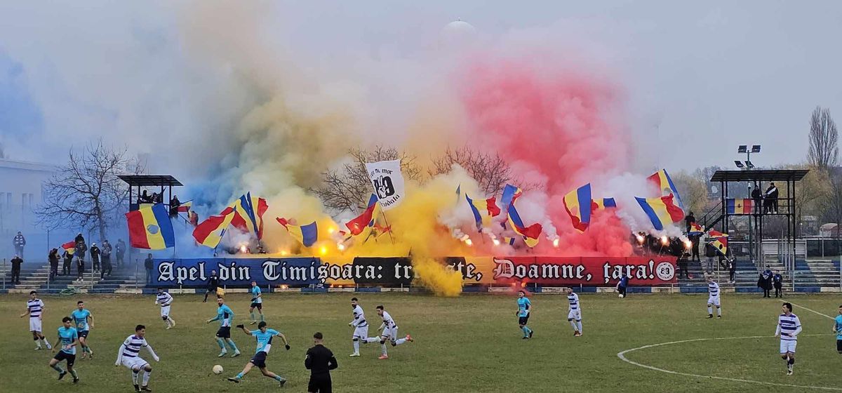 Atmosferă-manifest la un meci de Liga 3: „Apel din Timișoara: trezește, Doamne, țara!”