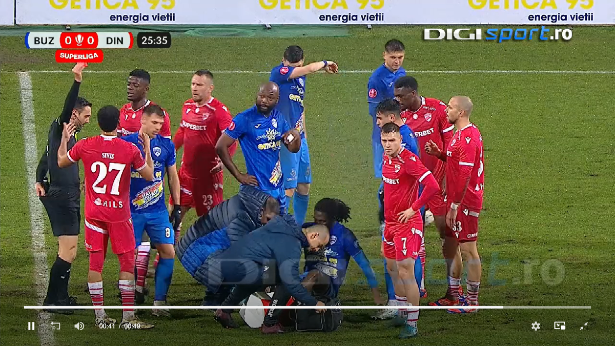 Intrarea neglijentă a lui Sivis a lăsat-o pe Dinamo cu om în minus din minutul 26 » Din camera VAR nu s-a intervenit
