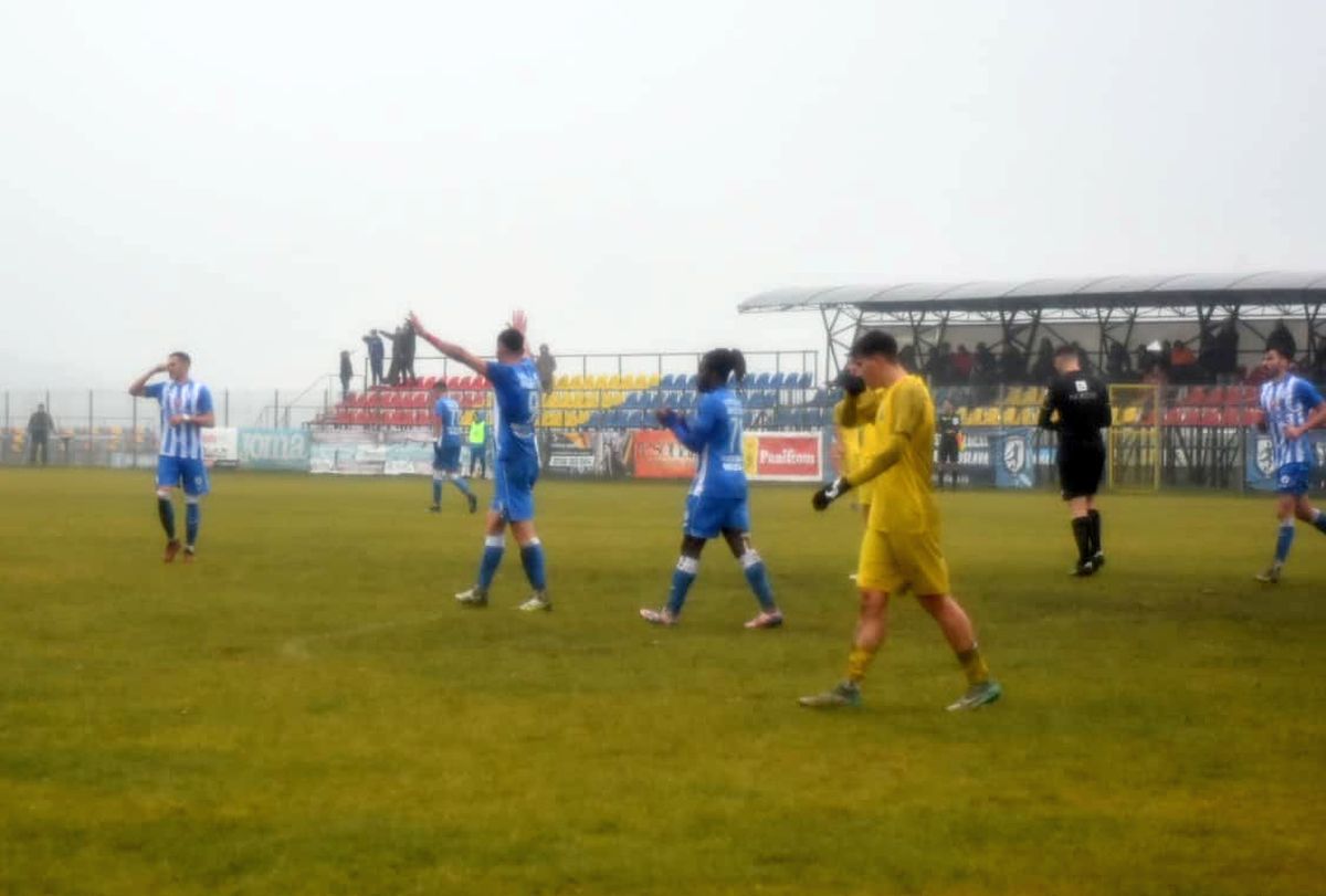 Imagini „medievale” în Moldova: fostul antrenor din Superligă, implicat în meciul jucat într-o „mlaștină” » Echipa lui a câștigat cu 7-0!