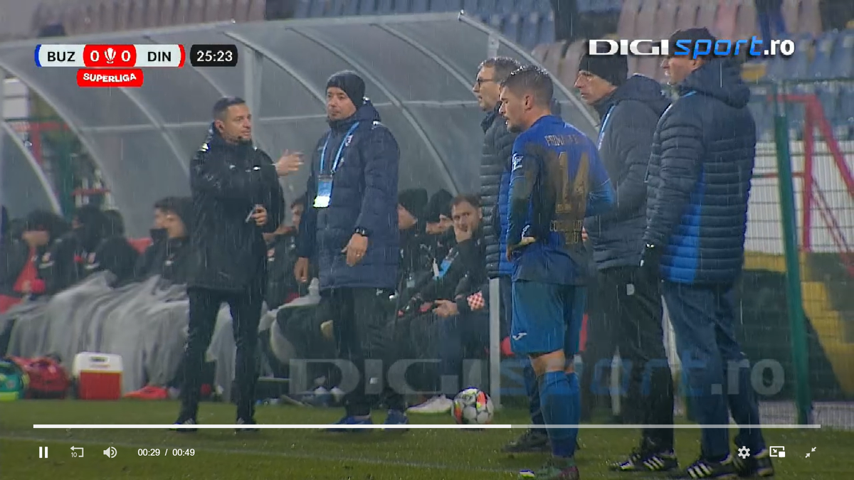 Intrarea neglijentă a lui Sivis a lăsat-o pe Dinamo cu om în minus din minutul 26 » Din camera VAR nu s-a intervenit