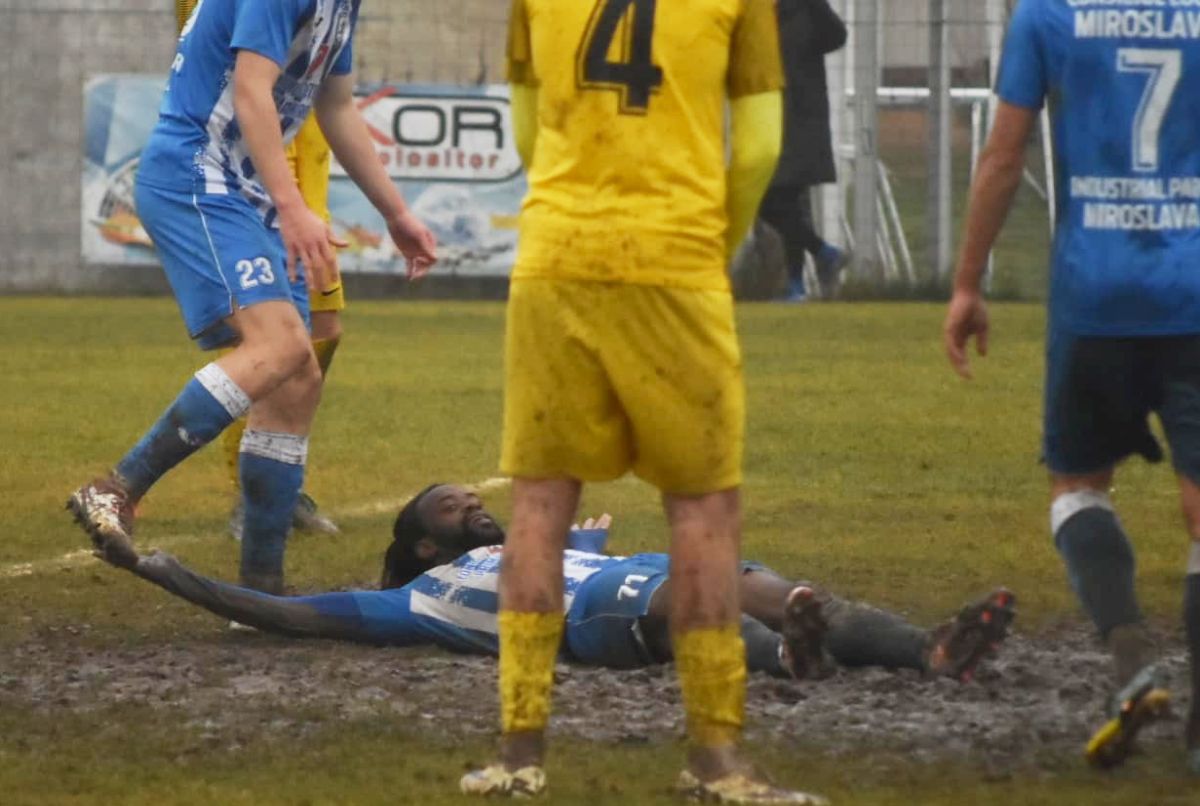 Imagini „medievale” în Moldova: fostul antrenor din Superligă, implicat în meciul jucat într-o „mlaștină” » Echipa lui a câștigat cu 7-0!