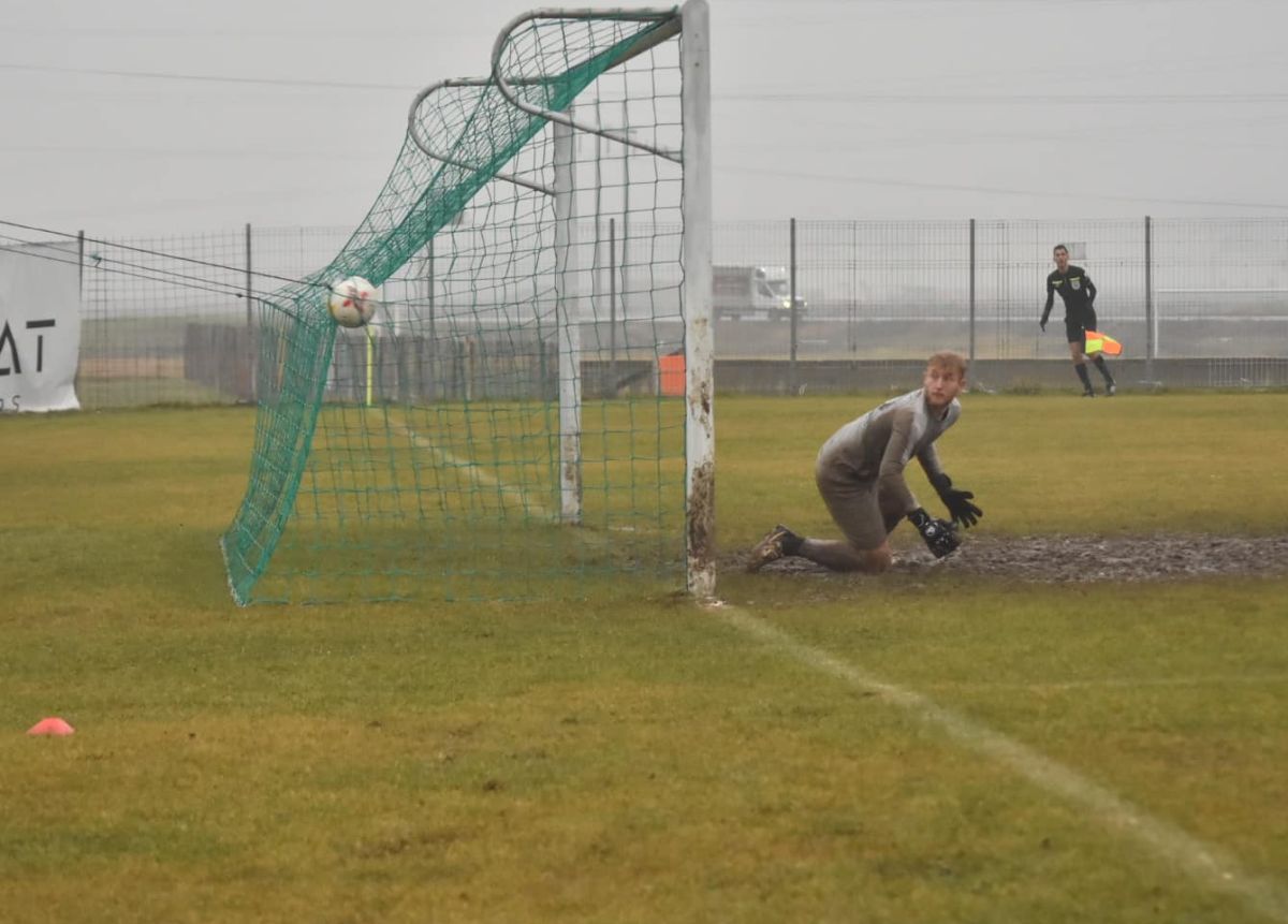 Imagini „medievale” în Moldova: fostul antrenor din Superligă, implicat în meciul jucat într-o „mlaștină” » Echipa lui a câștigat cu 7-0!
